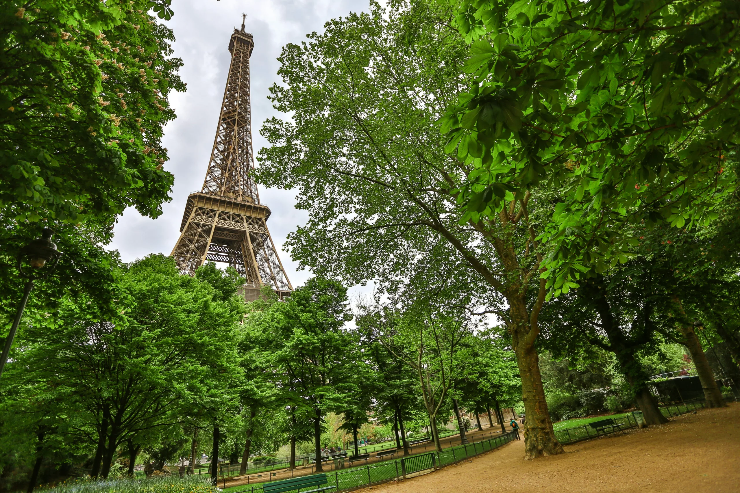 Eiffeltårnet i Paris sett fra en park