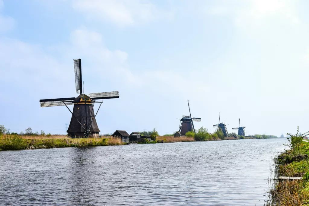 Tradisjonelle vindmøller ved vann i Nederland