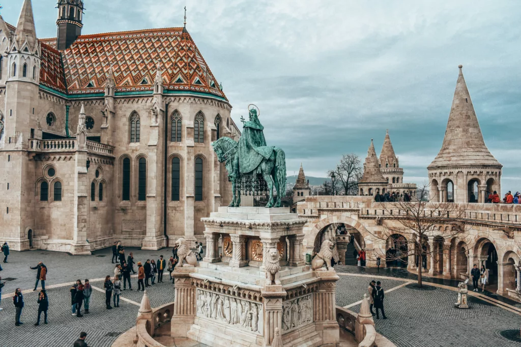 Gammel kirke med statue i Budapest, Ungarn