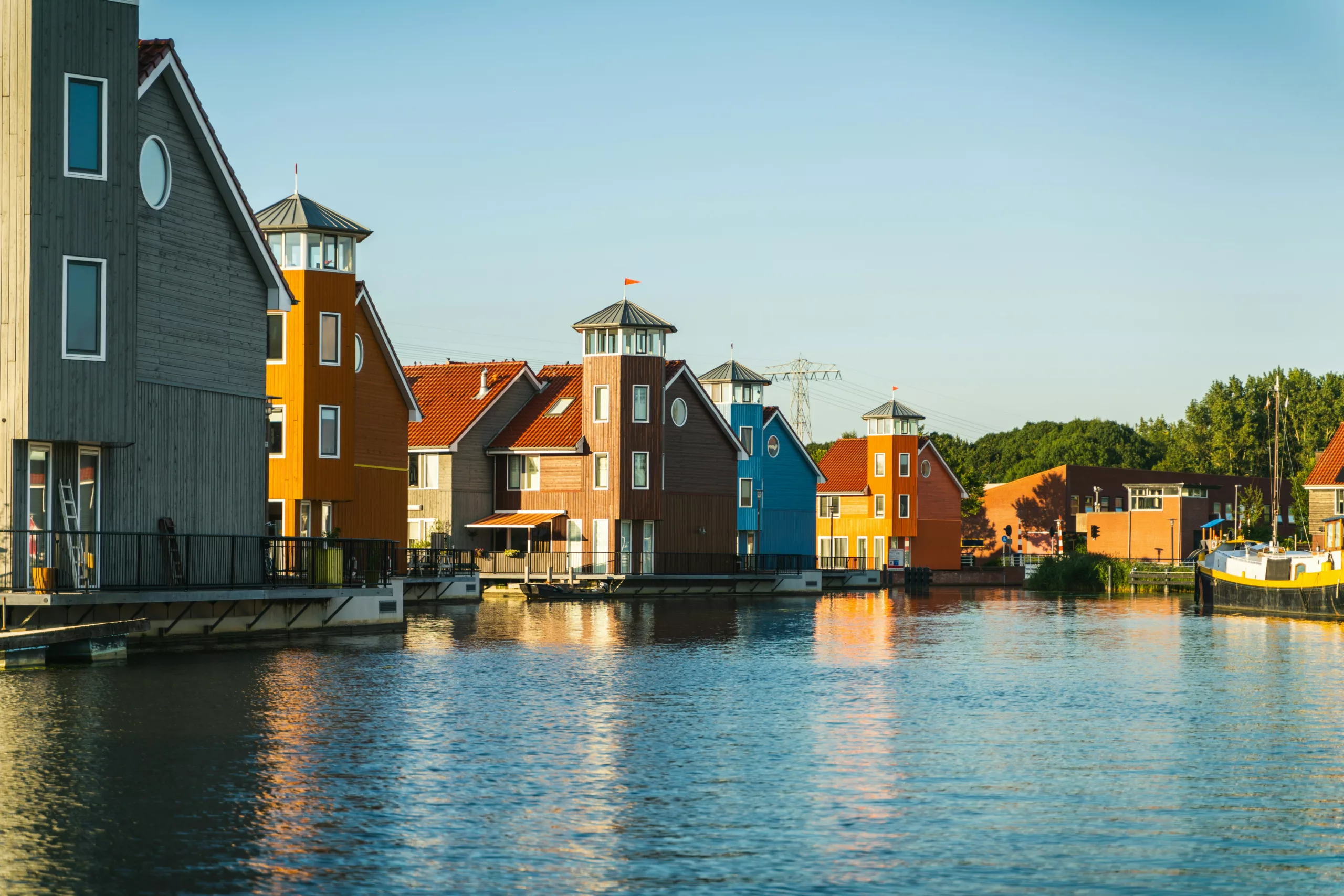 Fargerike bygninger ved vann i Groningen, Nederland