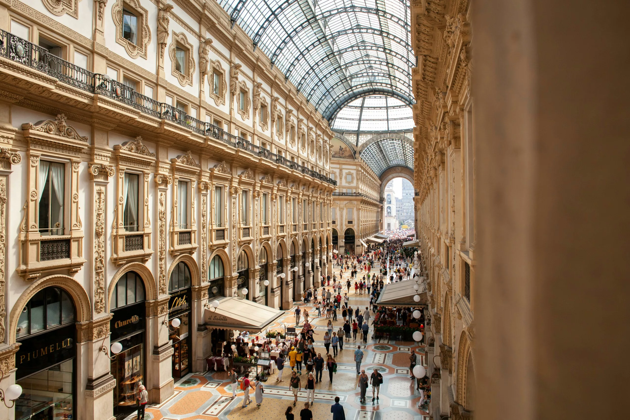 Arkade med gammel arkitektur i Milano, Italia