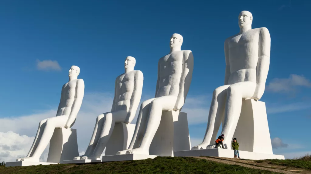 Fire hvite statuer av menn som sitter