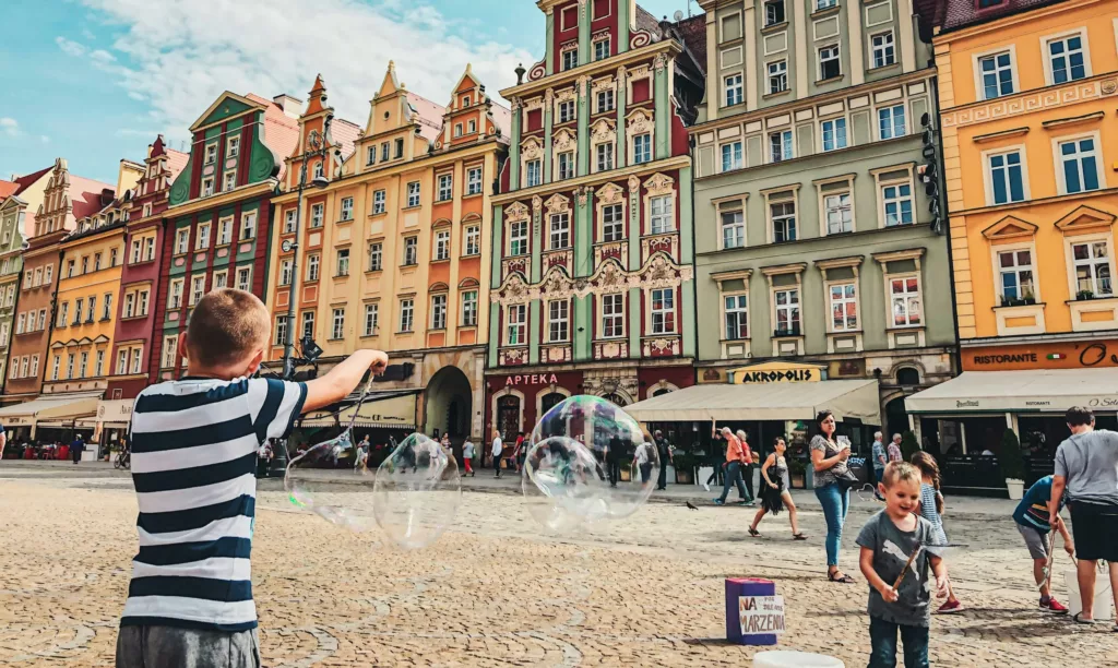 Barn leker med bobler på et torg i Wroclaw