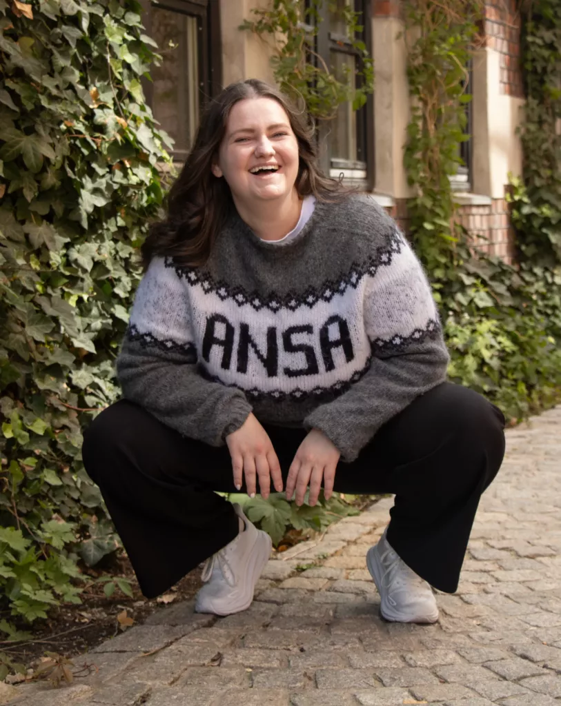 Anna Handal Hellesnes smiler med ANSA-genser