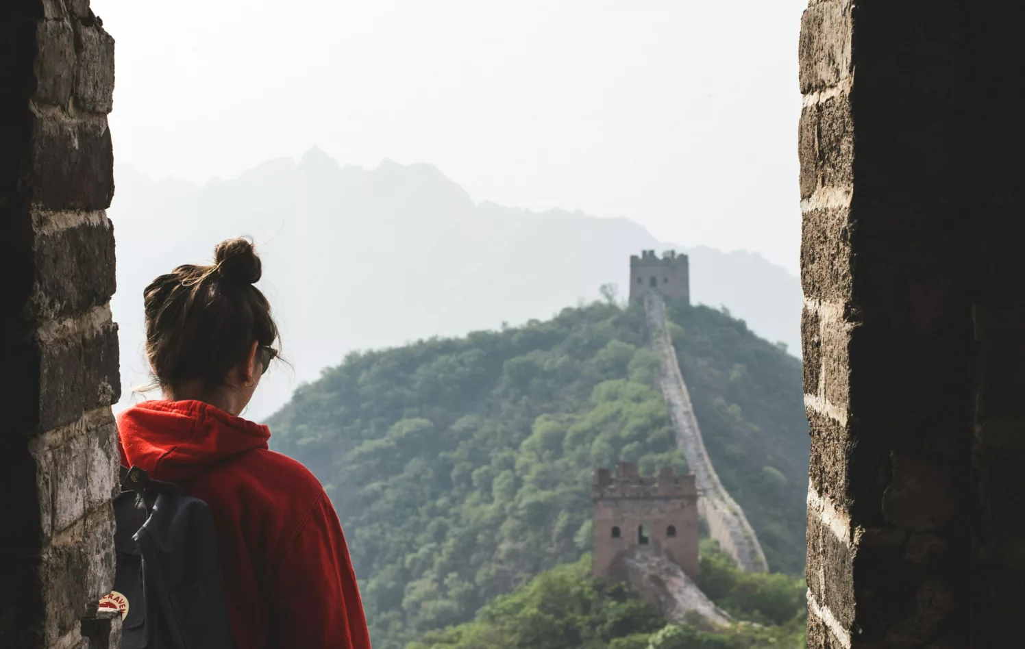 Jente ser utover den kinesiske mur.