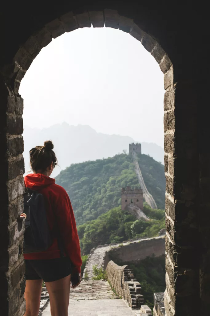Jente ser utover den kinesiske mur.