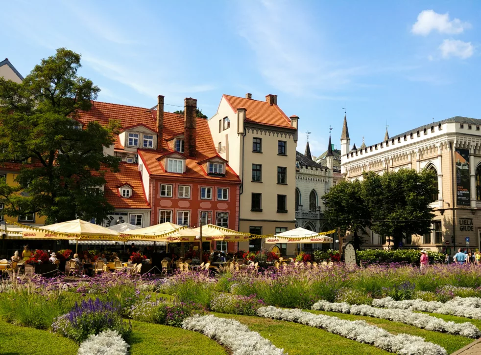 Park og uteservering foran gamle bygninger i Riga