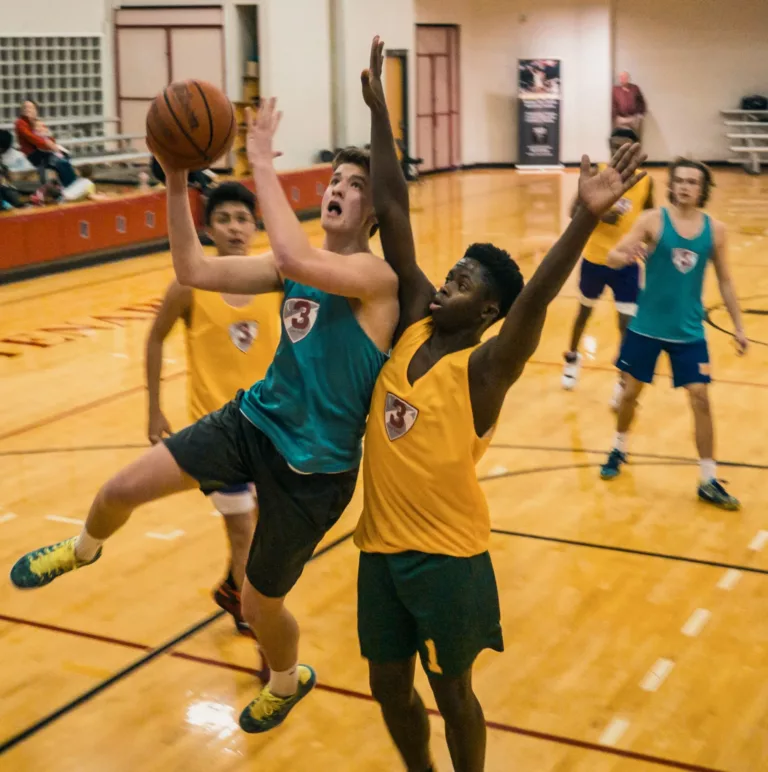 Ungdommer spiller basketball