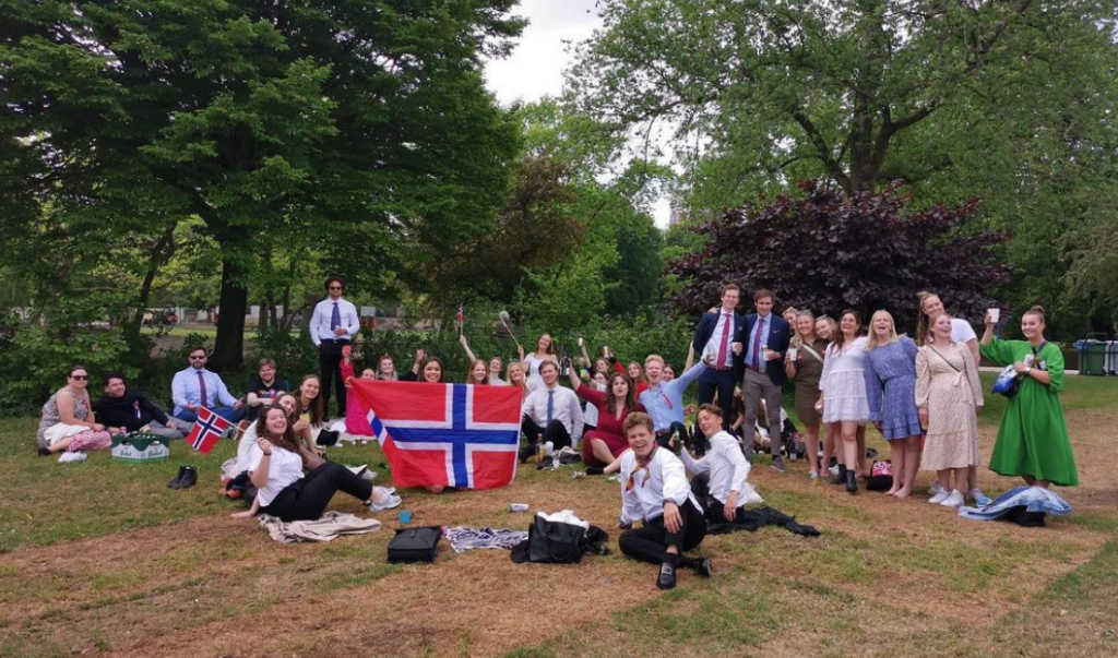 Medlemmer i ANSA Sør-Holland feirer 17. mai i en park