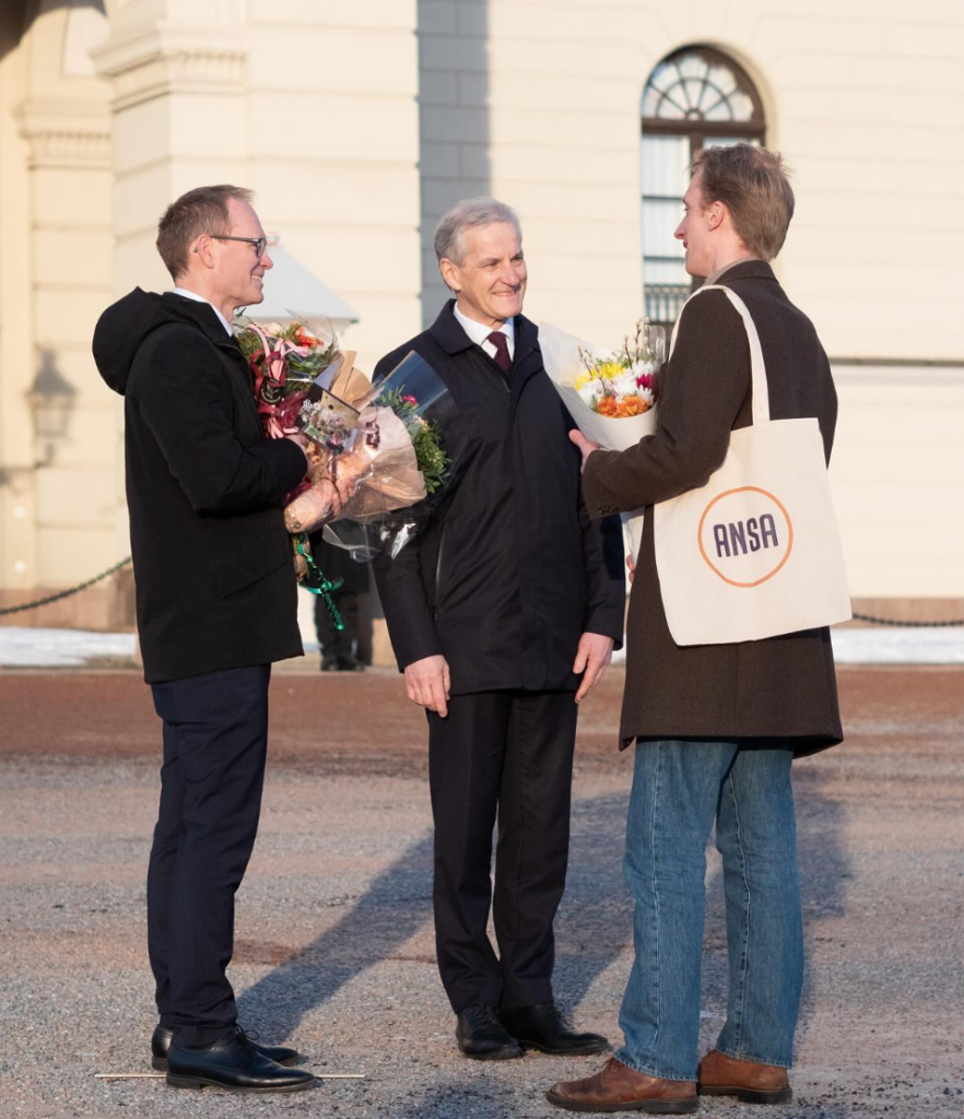 Øyvind Bryhn Pettersen overrekker blomster til Oddmund Løkensgard Hoel og Jonas Gahr Støre på vegne av ANSA