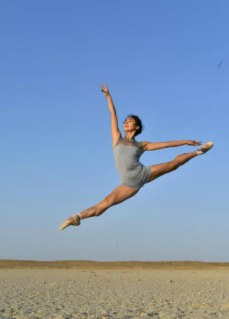 Kvinne danser på sand