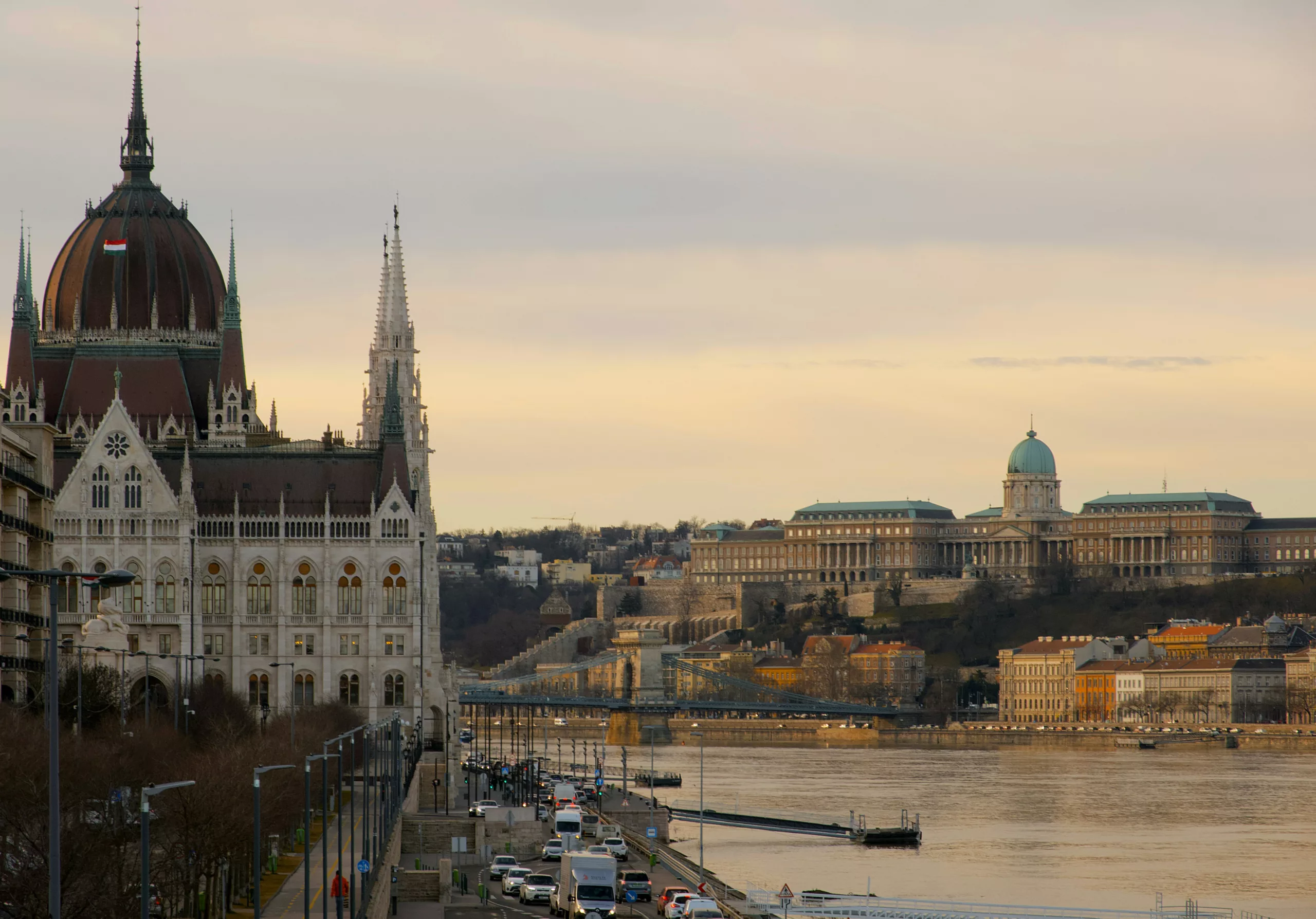 Gammel arkitektur på begge sider av elven i Budapest