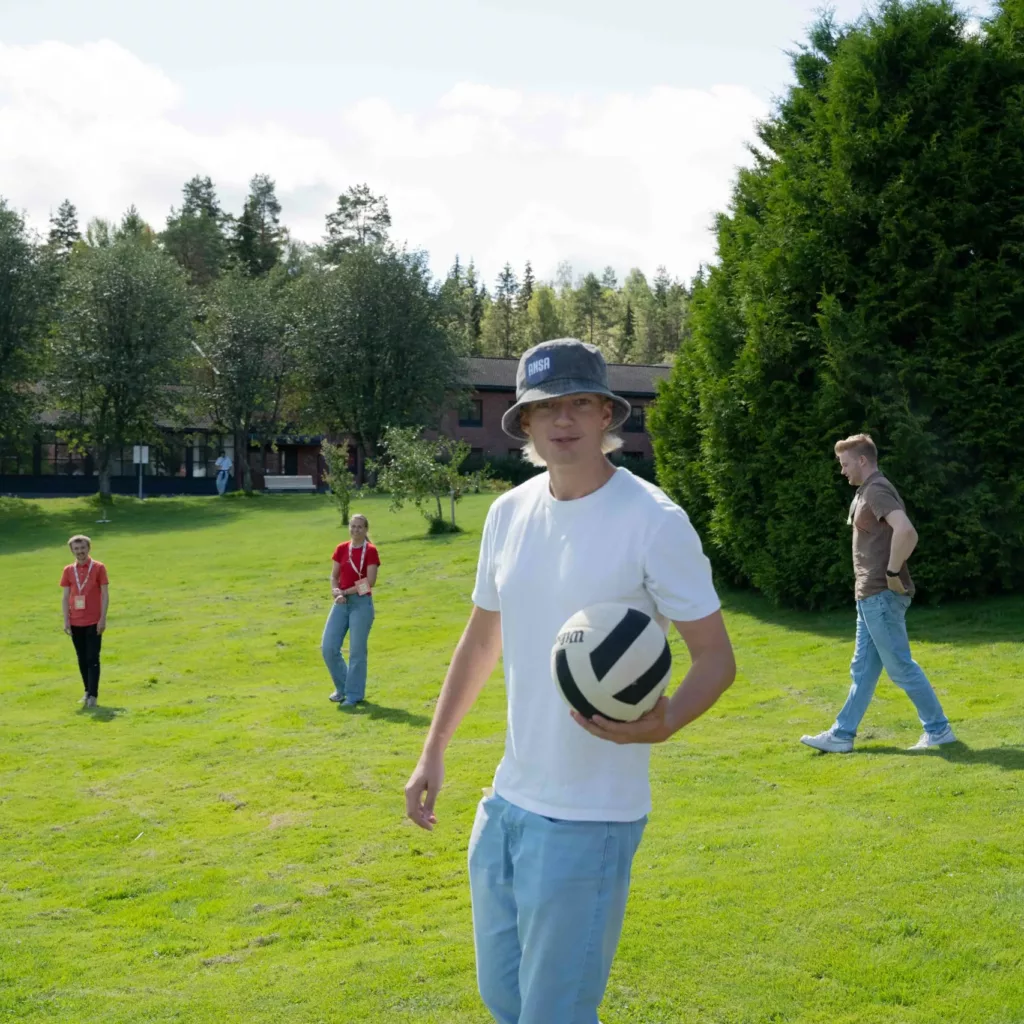 Personer spiller volleyball på Sommeropplæringen 2024