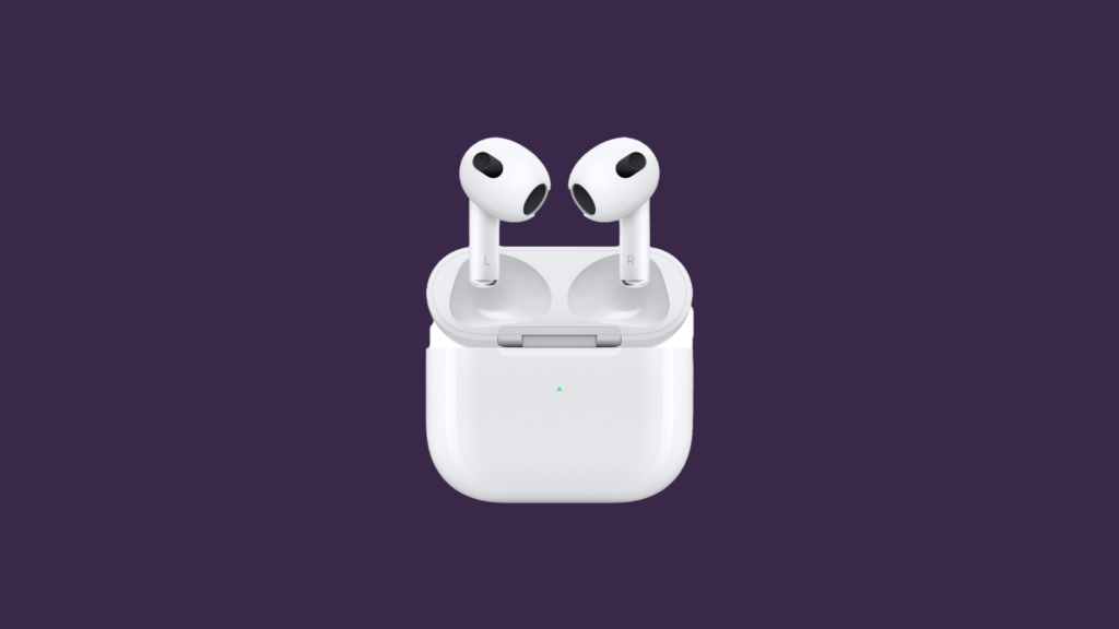 Apple AirPods på lilla bakgrunn